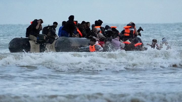 Một toán người được một tổ chức đưa người vượt biên đưa lên chiếc thuyền hơi nhỏ tại Gravelines, Pháp để vượt biển nhập lậu vào Anh. Ảnh: Gareth Fuller/ PA/ the Guardian