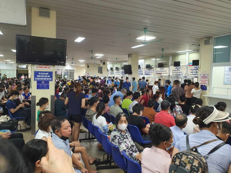 Bệnh nhân chờ khám chữa bệnh tại Bệnh viện K, cơ sở Tân Triều, huyện Thanh Trì, thành phố Hà Nội. Ảnh: Phụ nữ Online