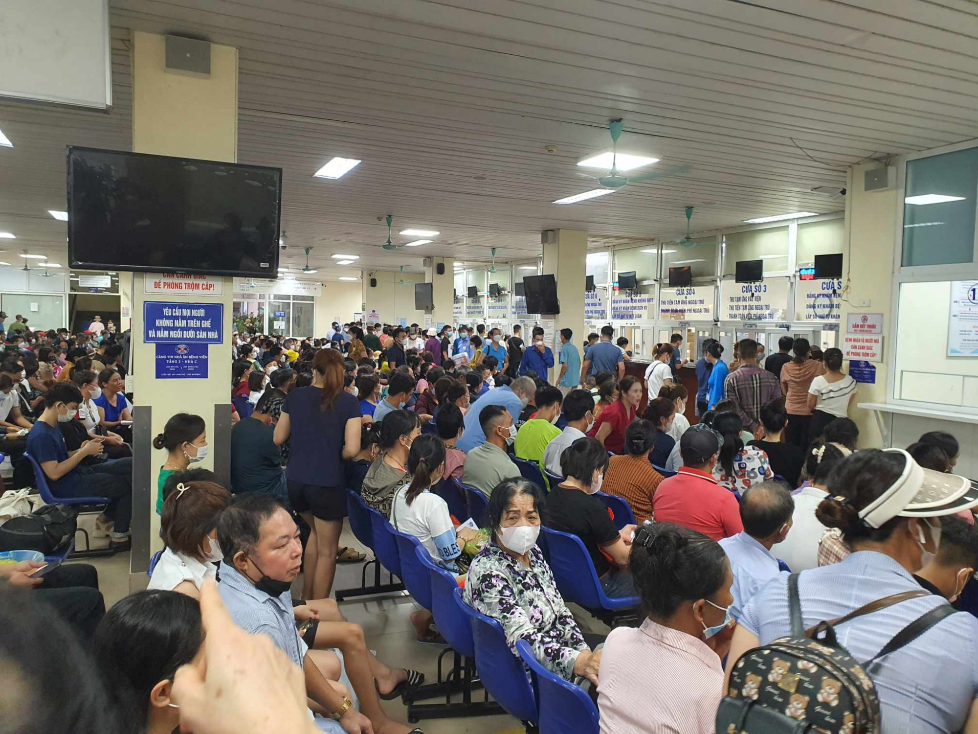 Bệnh nhân chờ khám chữa bệnh tại Bệnh viện K, cơ sở Tân Triều, huyện Thanh Trì, thành phố Hà Nội. Ảnh: Phụ nữ Online