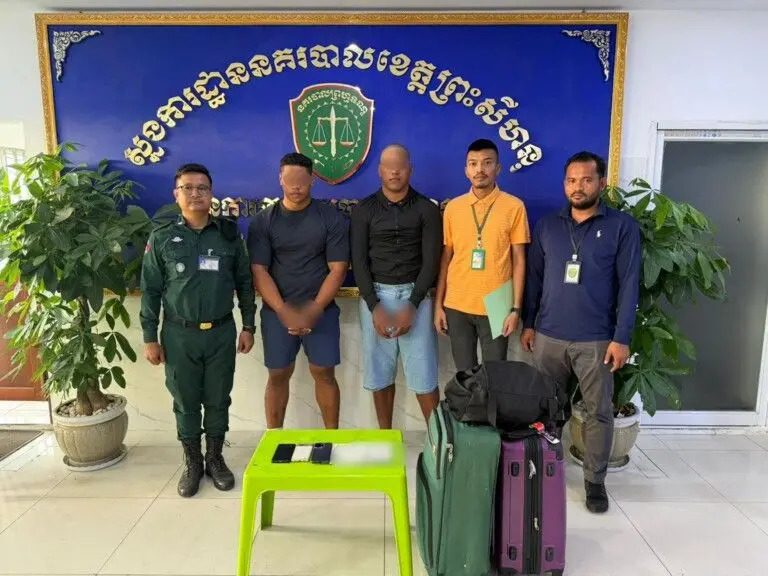 Cảnh Sát Cambodia và hai nghi can vụ nổ súng Vaa Vaa và Tafia Steve ở Sài Gòn. Ảnh: Khmer Times