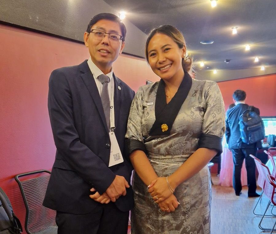 Anh Trần Đức Tuấn Sơn, Ủy viên Trung ương đảng Việt Tân (trái), cùng một tham dự viên Copenhagen Democracy Summit 2026 tổ chức tại thủ đô Copenhagen, Đan Mạch hôm 12/5/2026