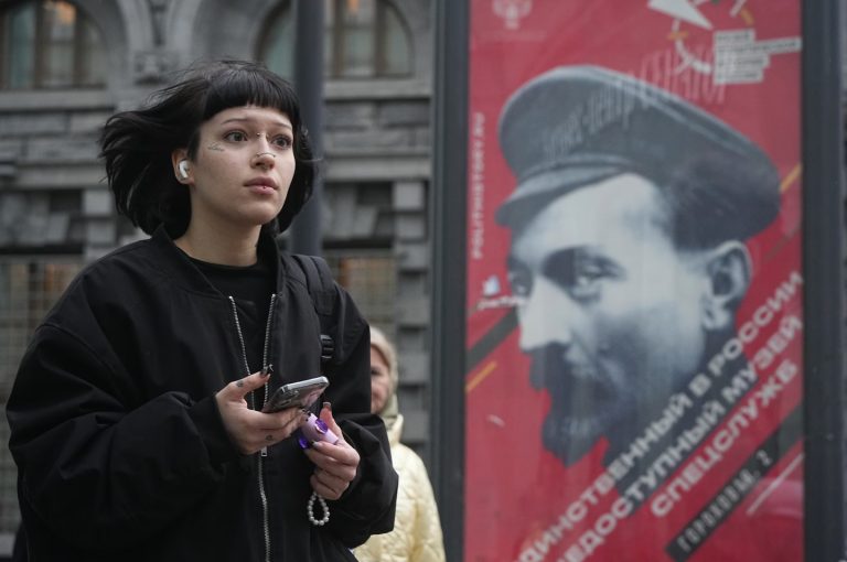 Một người phụ nữ đi ngang qua bảng quảng cáo có hình Felix Dzerzhinsky, người sáng lập lực lượng mật vụ Liên Xô. Ảnh: Dmitri Lovetsky/ AP