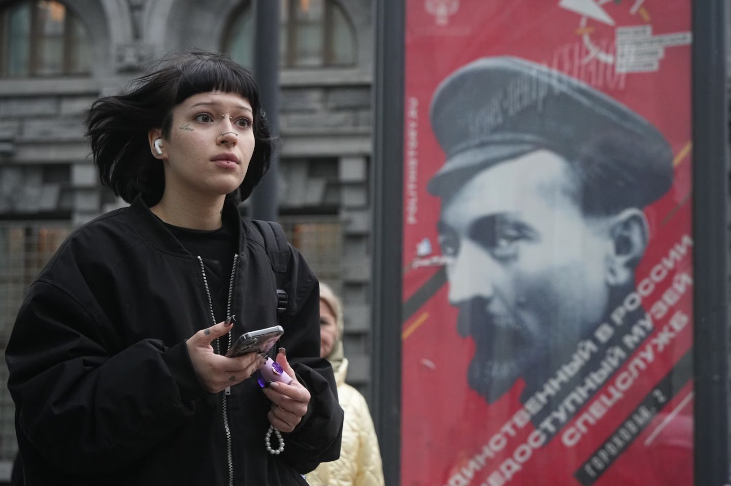 Một người phụ nữ đi ngang qua bảng quảng cáo có hình Felix Dzerzhinsky, người sáng lập lực lượng mật vụ Liên Xô. Ảnh: Dmitri Lovetsky/ AP