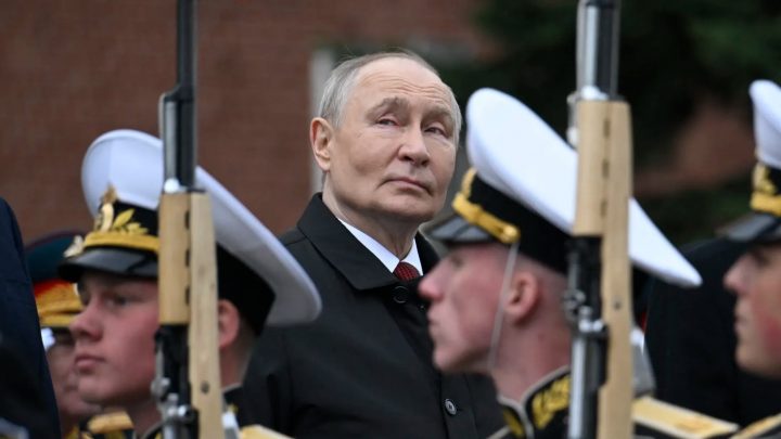 Tổng thống Nga Vladimir Putin tham dự lễ đặt vòng hoa tại Đài tưởng niệm Liệt sĩ Vô danh bên tường Điện Kremlin ở trung tâm Moscow vào ngày kỷ niệm chiến thắng trong Đệ nhị Thế chiến, 9/5/2026. Ảnh: Alexander Nemenov/ POOL/ AFP qua Getty Images