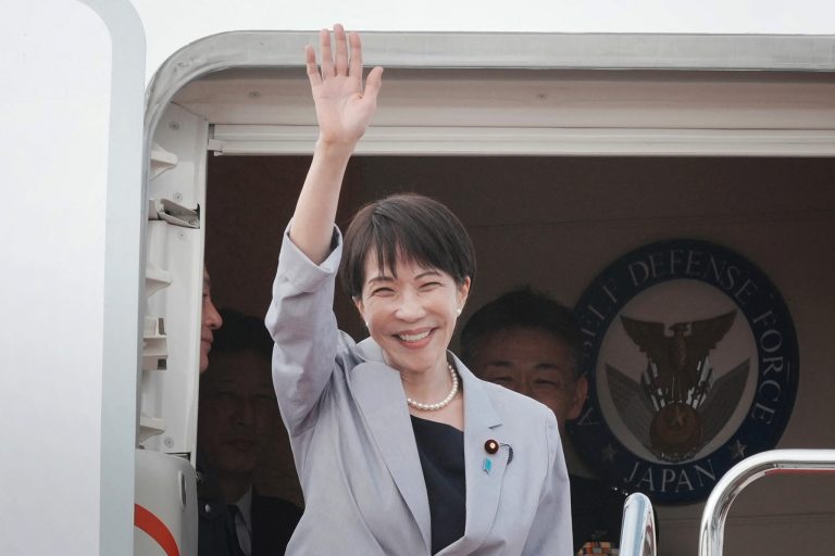 Thủ tướng Nhật Bản Sanae Takaichi vẫy tay khi khởi hành chuyến thăm chính thức tới Việt Nam và Australia tại sân bay Haneda, Tokyo, hôm 1/5/2026. Ảnh minh họa: Kazuhiro Nogi/ AFP via Getty Images