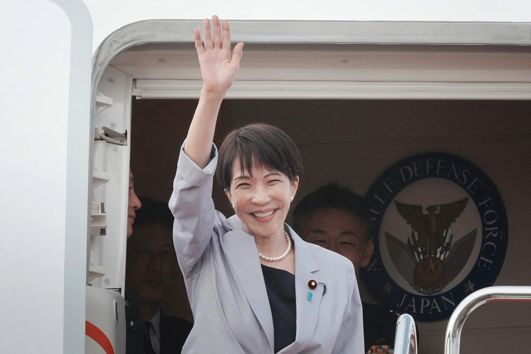 Thủ tướng Nhật Bản Sanae Takaichi vẫy tay khi khởi hành chuyến thăm chính thức tới Việt Nam và Australia tại sân bay Haneda, Tokyo, hôm 1/5/2026. Ảnh minh họa: Kazuhiro Nogi/ AFP via Getty Images