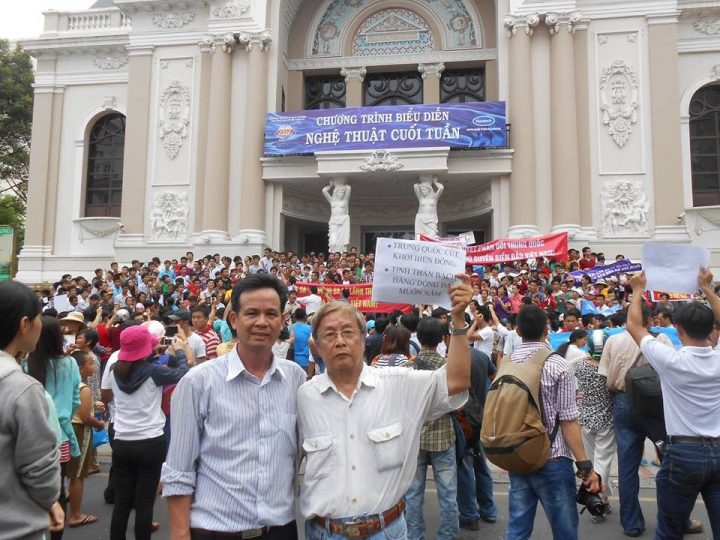 Biểu tình ở Nhà Hát Lớn Sài Gòn với biểu ngữ "Trung Quốc cút khỏi biển Đông" (Tác giả cùng anh Trần Bang trong cuộc biểu tình ngày 5/11/2014 phản đối hành động Trung Quốc đưa giàn khoan HD 981 ra gần quần đảo Hoàng Sa của Việt Nam). Ảnh: FB Phạm Đình Trọng