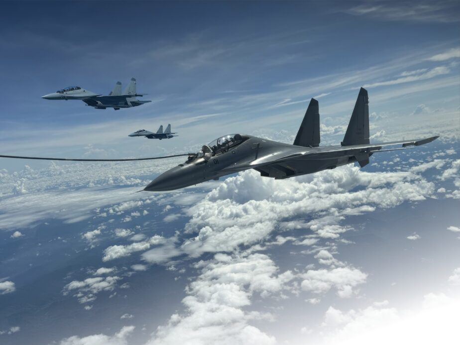 Chiến đấu cơ SU-30MKM của Malaysia được tiếp nhiên liệu trên không bởi máy bay KC-135 Stratotanker thuộc Phi đoàn Tiếp nhiên liệu trên không số 141 của Không quân Vệ binh Quốc gia bang Washington, trên vùng trời Malaysia vào ngày 13/11/2024. Đó là lần đầu tiên máy bay Mỹ thực hiện tiếp nhiên liệu một máy bay do Nga chế tạo. Ảnh: Thượng sĩ Michael Stewart thuộc Phi đoàn 141 Tiếp nhiên liệu trên không