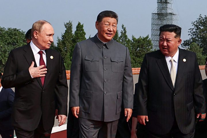 Từ trái: Tổng thống Vladimir Putin, Chủ Tịch Tập Cận Bình và nhà lãnh đạo Bắc Hàn Kim Jong-un trước lễ duyệt binh kỷ niệm 80 năm chiến thắng Nhật Bản và kết thúc Thế Chiến II, tại Quảng Trường Thiên An Môn ở Bắc Kinh vào ngày 3 Tháng Chín, 2025. Ảnh minh họa: Alexander Kazakov/Pool / AFP via Getty Images