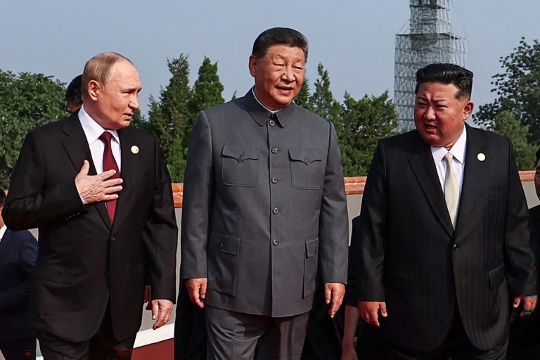 Từ trái: Tổng thống Vladimir Putin, Chủ Tịch Tập Cận Bình và nhà lãnh đạo Bắc Hàn Kim Jong-un trước lễ duyệt binh kỷ niệm 80 năm chiến thắng Nhật Bản và kết thúc Thế Chiến II, tại Quảng Trường Thiên An Môn ở Bắc Kinh vào ngày 3 Tháng Chín, 2025. Ảnh minh họa: Alexander Kazakov/Pool / AFP via Getty Images