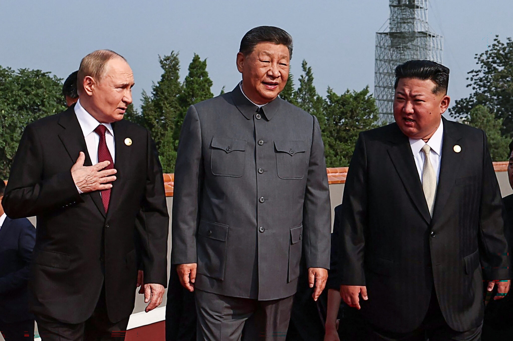 Từ trái: Tổng thống Vladimir Putin, Chủ Tịch Tập Cận Bình và nhà lãnh đạo Bắc Hàn Kim Jong-un trước lễ duyệt binh kỷ niệm 80 năm chiến thắng Nhật Bản và kết thúc Thế Chiến II, tại Quảng Trường Thiên An Môn ở Bắc Kinh vào ngày 3 Tháng Chín, 2025. Ảnh minh họa: Alexander Kazakov/Pool / AFP via Getty Images