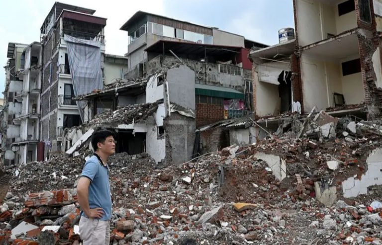 San bằng khu dân cư ven sông Hồng. Ảnh: Getty Images