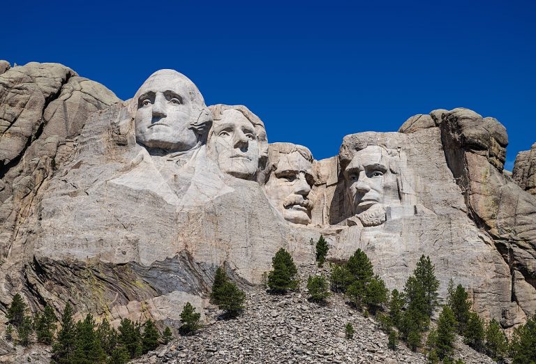 Tượng đài 4 vị tổng thống, được tạc trên ngọn núi Mount Rushmore thuộc dãy núi Black Hills ở tiểu bang South Dakota. Cách Tượng đài Crazy Horse khoảng 27 cây số. Ảnh: Wikipedia