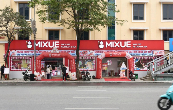Bắt đầu hiện diện từ năm 2018, chuỗi kem và trà sữa Mixue đã xây dựng mạng lưới khoảng hơn 1.300 cửa hàng tại Việt Nam (tính đến cuối tháng 9/2024). Ảnh: Mixue