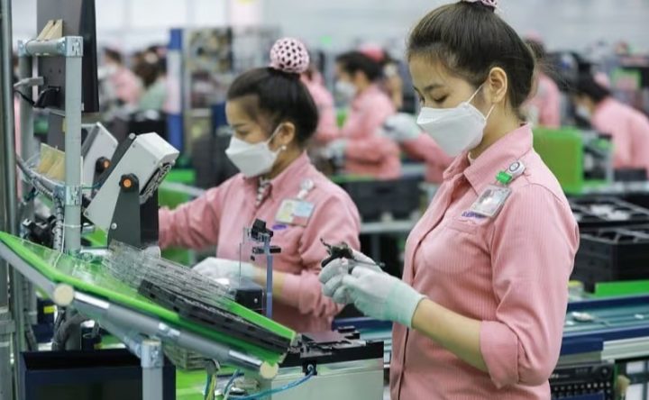 Công nhân Việt Nam làm việc tại nhà máy Samsung Electronics Thái Nguyên (SEVT) có vốn đầu tư từ Hàn Quốc. Ảnh: VnEconomy