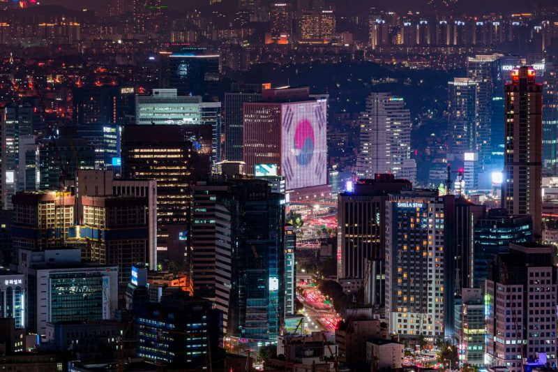 Thủ đô Seoul của Hàn Quốc. Quốc gia này là một trong số những ví dụ thành công về việc thoát khỏi “bẫy thu nhập trung bình.” Ảnh: Gije Cho - Pexels