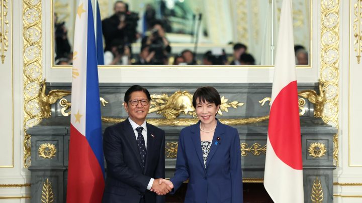 Thủ tướng Nhật Takaichi (phải) bắt tay Tổng thống Phi Ferdinand Marcos Jr. trước cuộc hội đàm tại nhà khách Akasaka Place, Tokyo hôm 28/5/2026. Ảnh: Kiyoshi/ Pool via AP