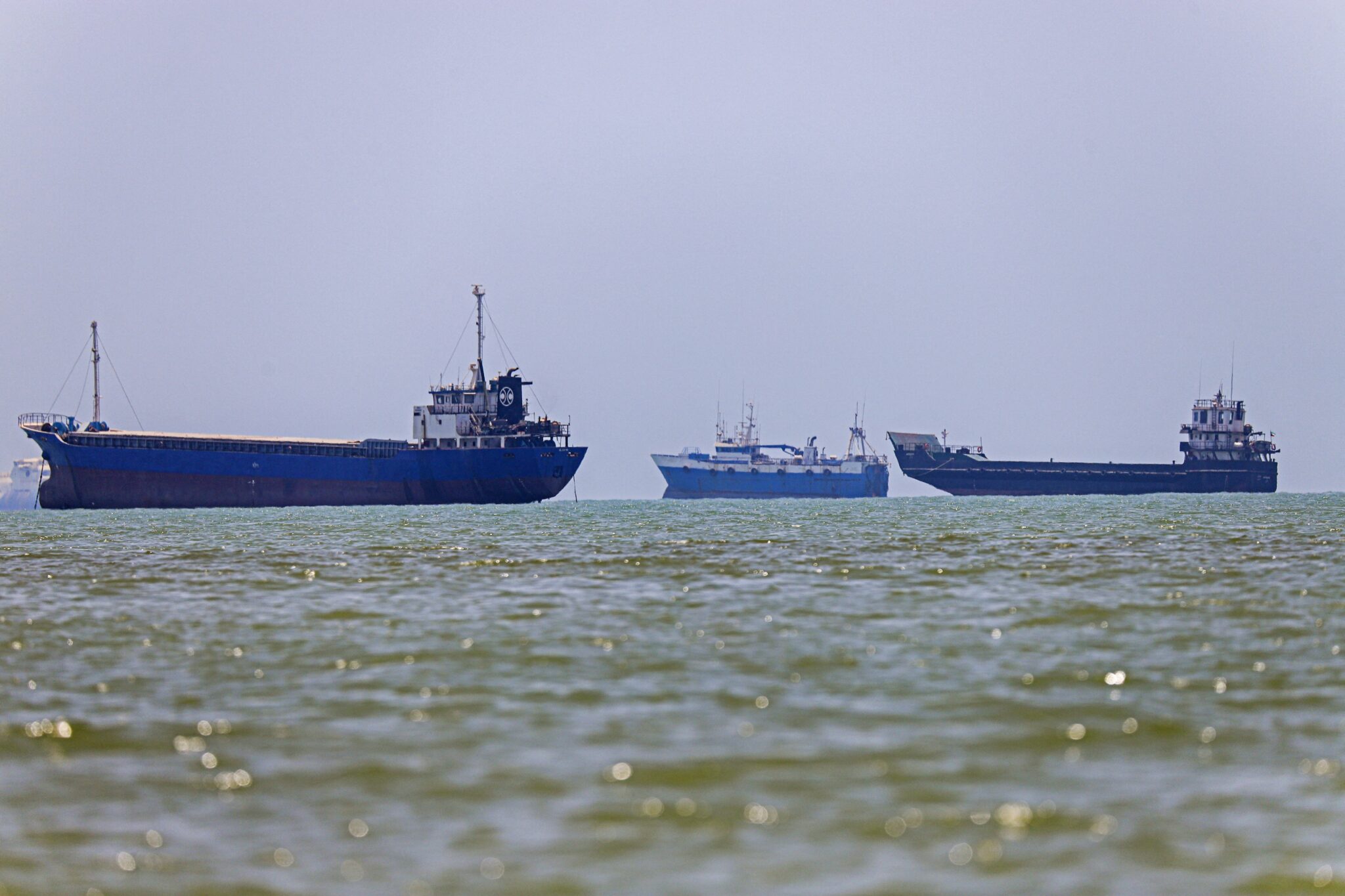 Tàu thuyền chuẩn bị đi qua eo biển Hormuz. Iran muốn chiếm trọn tuyến hàng hải huyết mạch này, đặt “trạm thu phí” để trục lợi. Ảnh minh họa: Amirhossein Khorgooei/ ISNA/ AFP via Getty Images