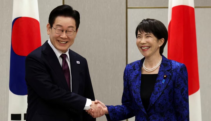 Thủ tướng Nhật Bản Sanae Takaichi (phải) bắt tay Tổng thống Hàn Quốc Lee Jae-myung khi bắt đầu cuộc gặp thượng đỉnh tại Nara, miền tây Nhật Bản, vào ngày 13 tháng 1 năm 2026. Ảnh: Reuters