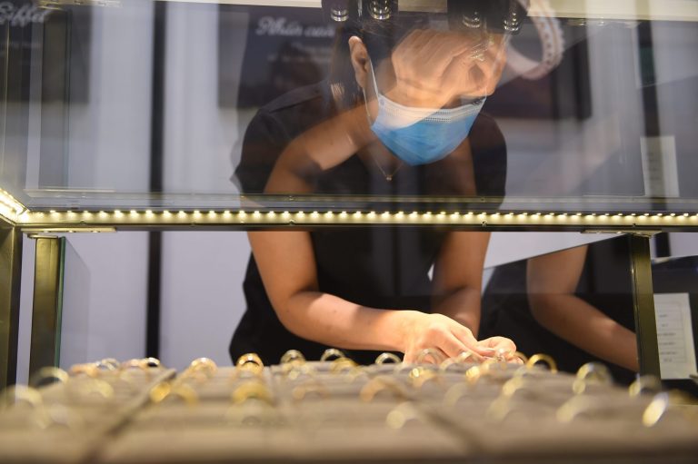 Bên trong một tiệm mua bán vàng và nữ trang ở Việt Nam. Ảnh minh họa: Nhac Nguyen/ AFP via Getty Images