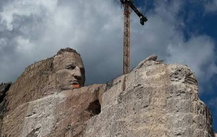 Tượng đài Crazy Horse được tạc trên ngọn núi Thuderhead Mountain, nằm trong dãy núi Black Hills, tiểu bang South Dakota. Ảnh: Instagram