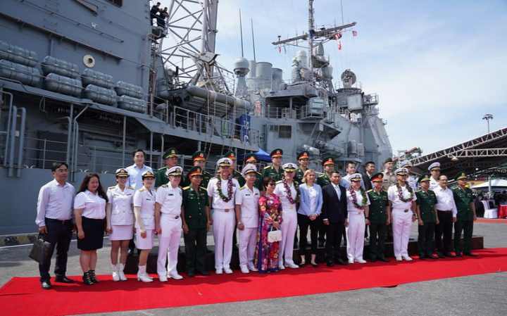Nhóm tàu hải quân Mỹ gồm tàu sân bay USS Ronald Reagan (CVN 76) cùng 2 tàu tuần dương hộ tống là tàu USS Antietam (CG 54) và tàu USS Robert Smalls (CG 62) cập cảng Tiên Sa, TP Đà Nẵng, ngày 25-6, bắt đầu chuyến thăm tới ngày 30-6 tại Việt Nam. Ảnh minh hoa: Tuổi Trẻ