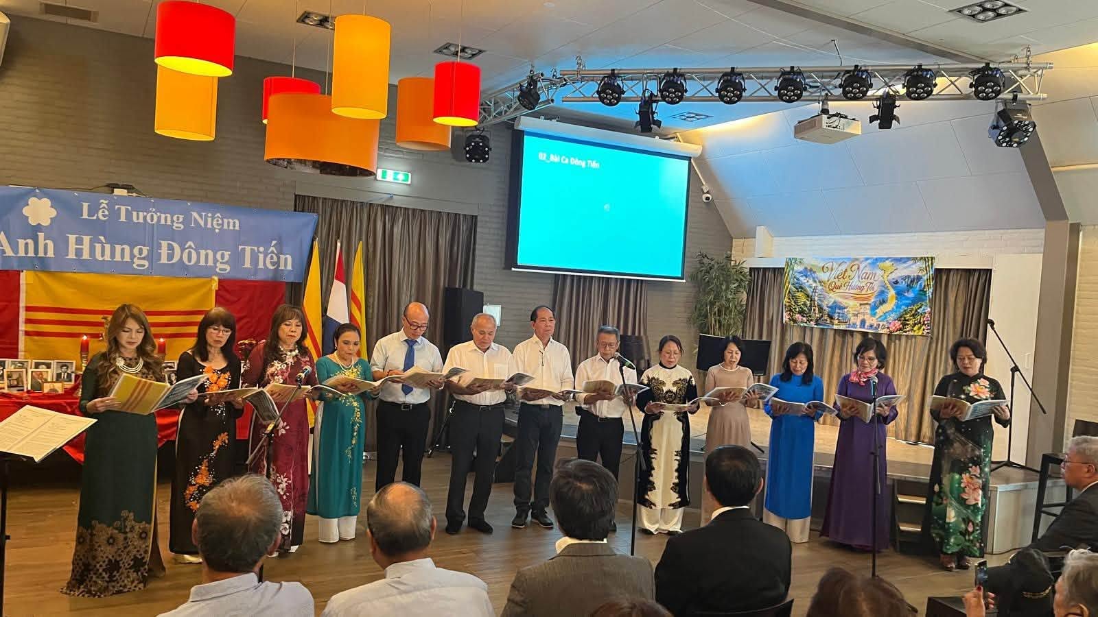 Hợp ca "Bài Ca Đông Tiến" trong buổi Lễ Tưởng niệm các Anh Hùng Đông Tiến tại Den Bosch, Hòa Lan hôm 23/8/2026