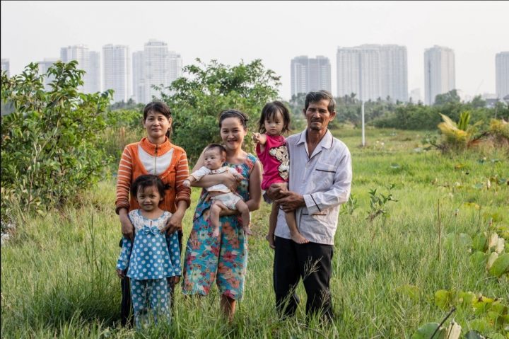 Ba thế hệ cư dân trong một gia đình trên bán đảo Thanh Đa, Q. Bình Thạnh, TP.HCM, nơi rơi vào tình trạng quy hoạch treo hơn ba thập niên. Ảnh: Tia Sáng