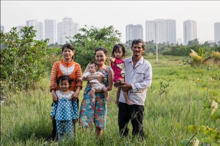 Ba thế hệ cư dân trong một gia đình trên bán đảo Thanh Đa, Q. Bình Thạnh, TP.HCM, nơi rơi vào tình trạng quy hoạch treo hơn ba thập niên. Ảnh: Tia Sáng