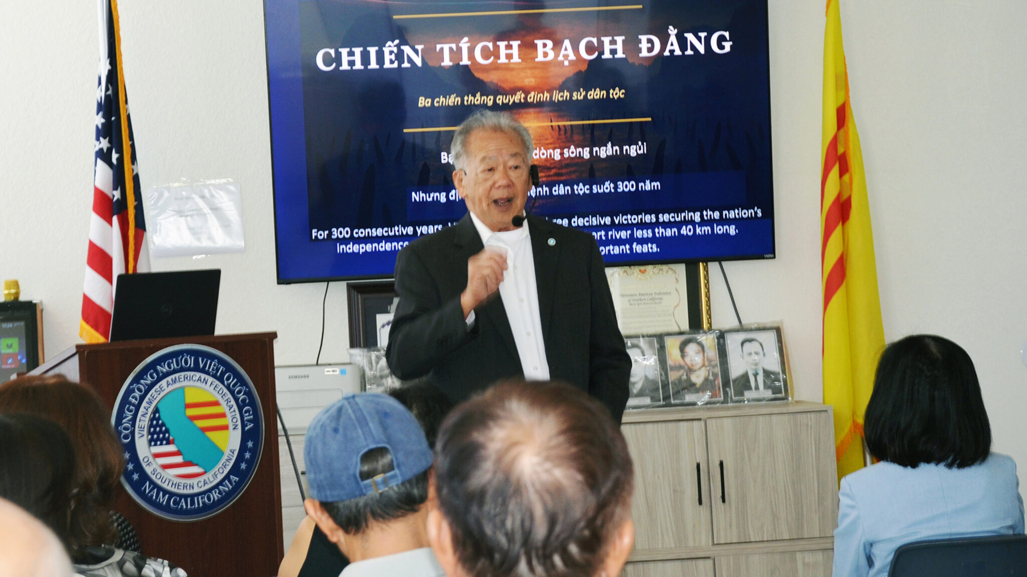 Giáo sư Hoàng Cơ Định thuyết trình đề tài “Các Chiến Tích Bạch Đằng.” Ảnh: Lâm Hoài Thạch/ Người Việt