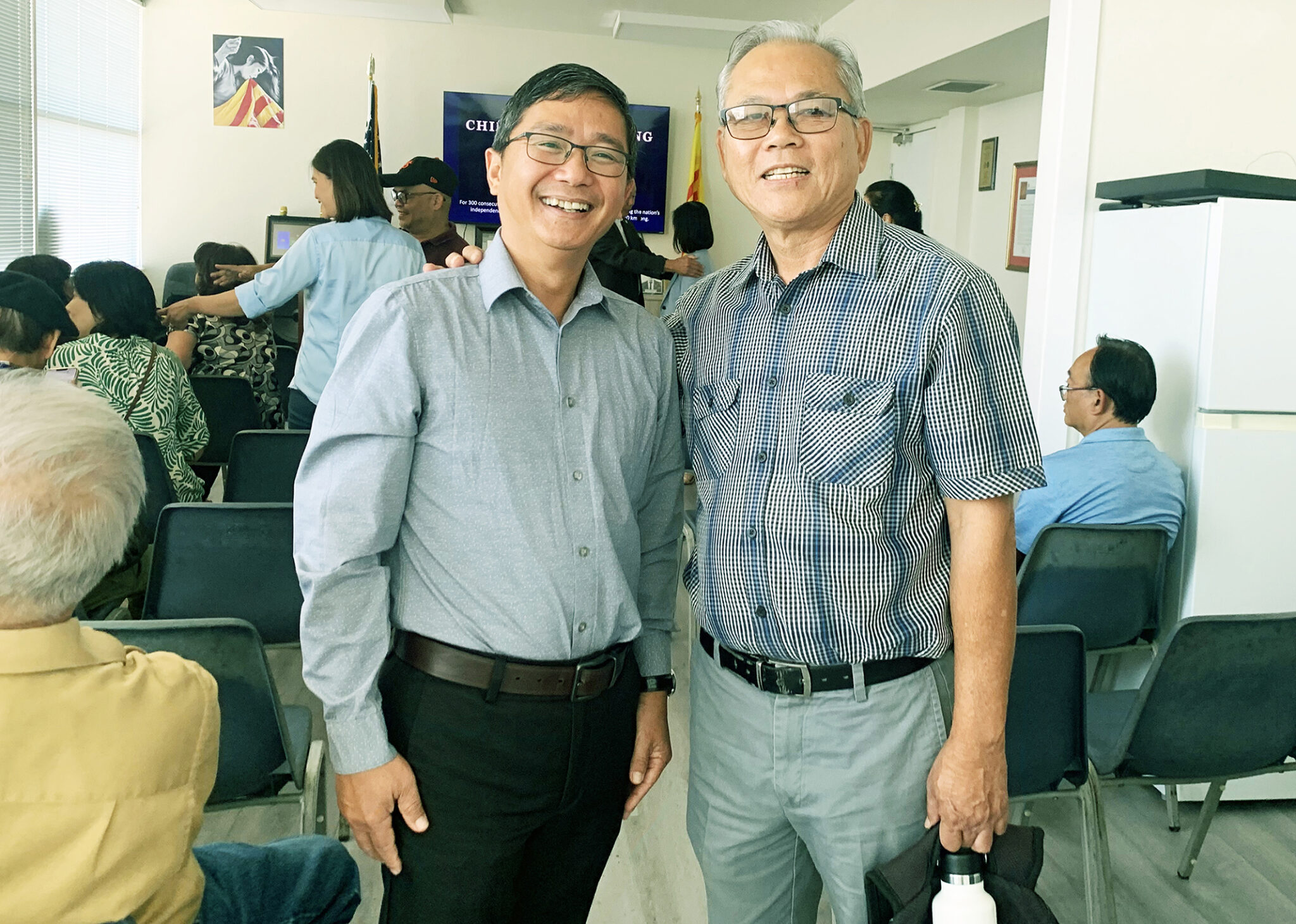 Hai thầy giáo Việt Ngữ, Lý Hoa Phong (trái) và Đỗ Thanh Trí, thuộc Trung Tâm Việt Ngữ Văn Lang, San Diego, tham dự “Giờ Học Sử Việt.” Ảnh: Lâm Hoài Thạch/ Người Việt