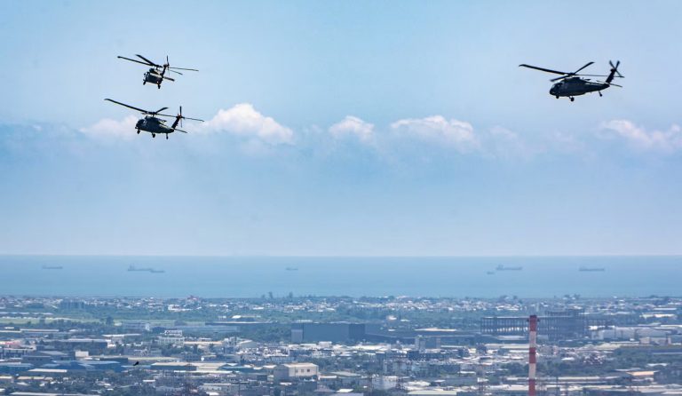 Trực thăng UH-60M Black Hawk của quân đội Đài Loan bay theo đội hình trong cuộc tập trận phối hợp không-đối-đất hôm 5/8 – ngày đầu tiên của cuộc tập trận thường niên Hán Quang tại Cao Hùng. Ảnh: Cheng-Chia Huang/ AFP via Getty Images