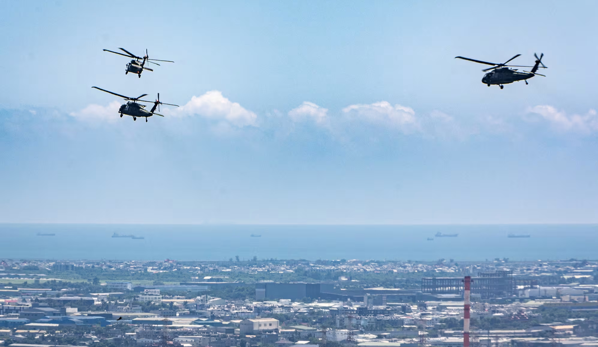 Trực thăng UH-60M Black Hawk của quân đội Đài Loan bay theo đội hình trong cuộc tập trận phối hợp không-đối-đất hôm 5/8 – ngày đầu tiên của cuộc tập trận thường niên Hán Quang tại Cao Hùng. Ảnh: Cheng-Chia Huang/ AFP via Getty Images