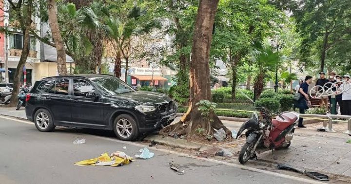 Hiện trường vụ ông Nguyễn Sỹ Cương, chồng bà Lâm Thị Phương Thanh (Bộ trưởng Bộ Văn hóa, Thể thao và Du lịch), lái xe BMW tông em ĐNPT, nữ sinh 18 tuổi, đứt lìa chân sau đó chết tại bệnh viện. Ảnh: Tiền Phong