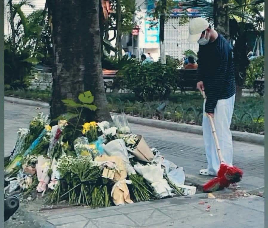 Nhiều bó hoa được đặt ở gốc cây nơi vụ tai nạn xảy ra, nhằm tưởng nhớ nữ sinh kém may mắn. Ảnh: MXH