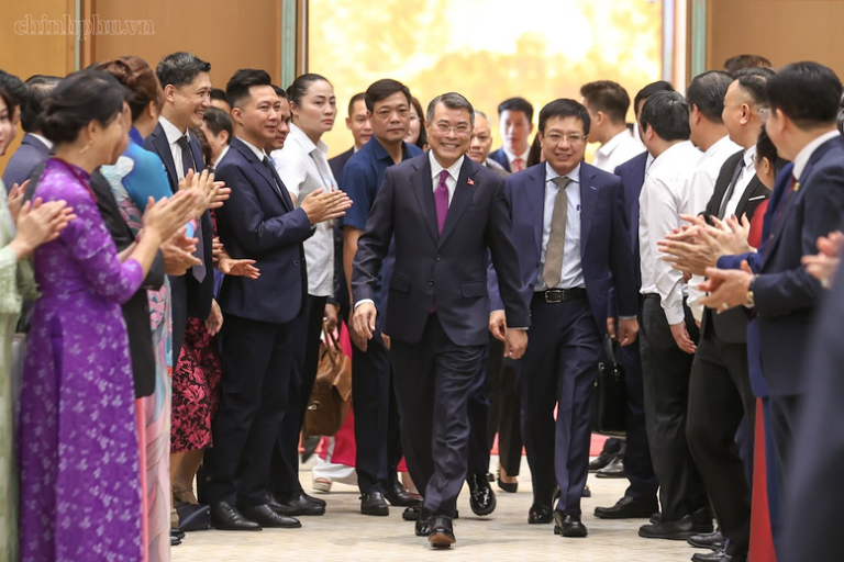 Thủ tướng Lê Minh Hưng đến dự Hội nghị Thường trực Chính phủ với cộng đồng doanh nghiệp có chủ đề "Tháo gỡ điểm nghẽn - Khơi thông nguồn lực - Thúc đẩy tăng trưởng" hôm 18/7/2026 tại trụ sở Chính phủ. Ảnh: VGP