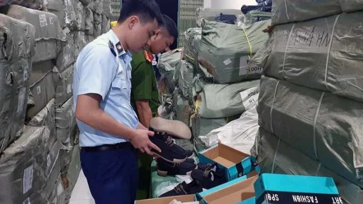 Tịch thu hơn 10.000 đôi giày giả da không rõ nguồn gốc tại Hưng Yên. Ảnh: Pháp luật Plus
