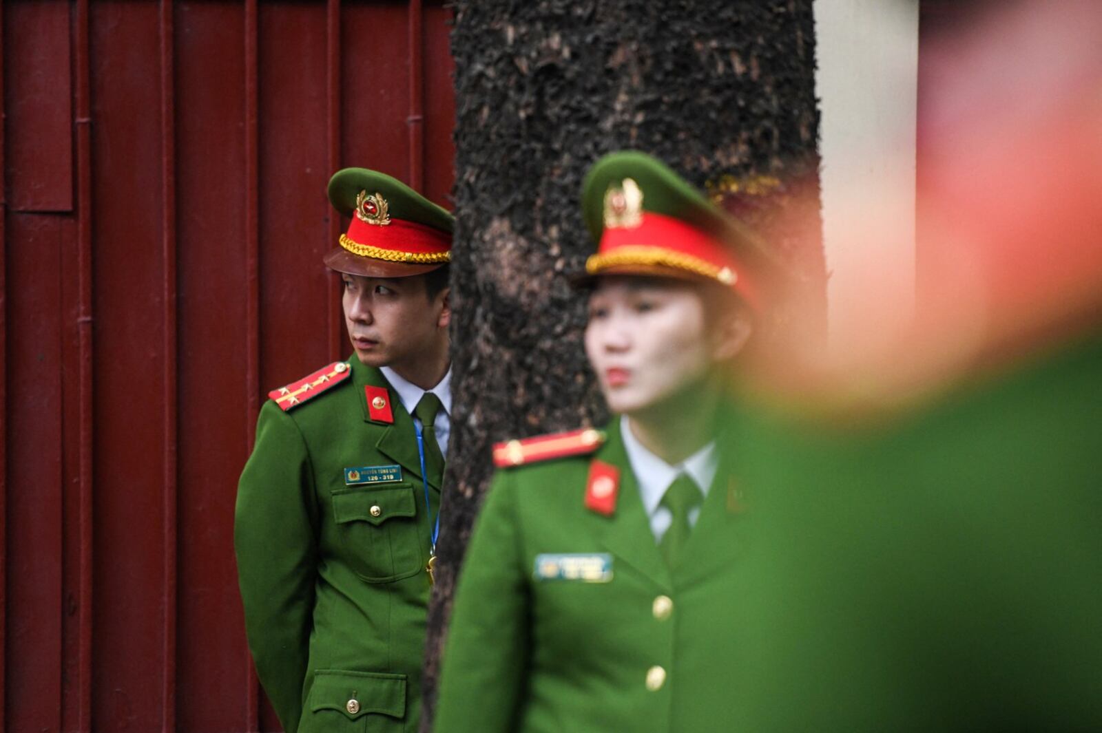 Nhân viên cảnh sát Việt Nam đứng gác. Ảnh minh họa: Ye Aung TH/ AFP