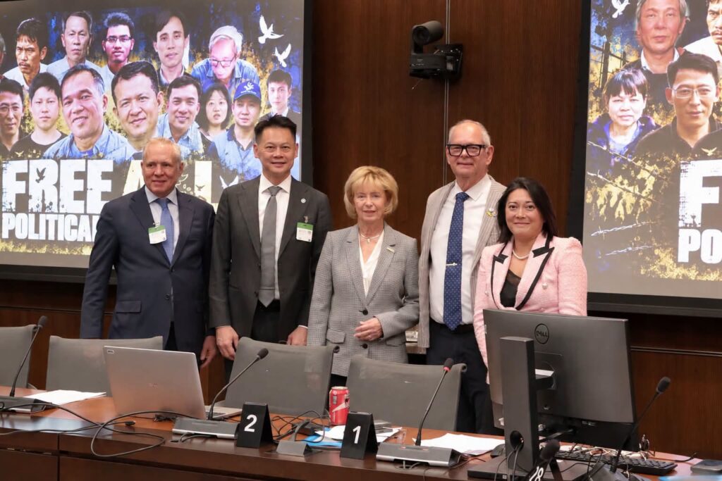 Ảnh: Hội thảo về nhân quyền Việt Nam và quan hệ song phương Canada - Việt Nam tại Quốc hội Canada 6/10/2026. Từ phải: Dân biểu Chi Nguyen (đảng Liberal), DB Ernie Klassen (đảng Liberal), DB Judy Sgro (đảng Liberal), TBT Việt Tân Hoàng Tứ Duy và LS Chris MacLeod