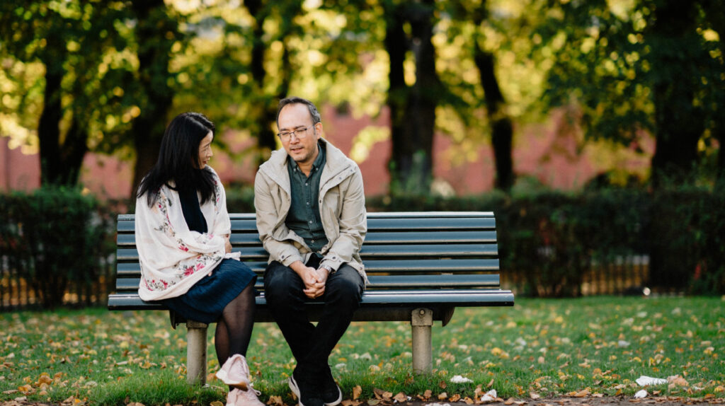 Ông Nguyễn Đức Thiện (phải) và Helena Hương Nguyễn ráo riết vận động tự do cho ông Nguyễn Đức Thuận- người đang bị cầm tù ở Việt Nam. Ảnh: Vegard Bakke/ TV 2