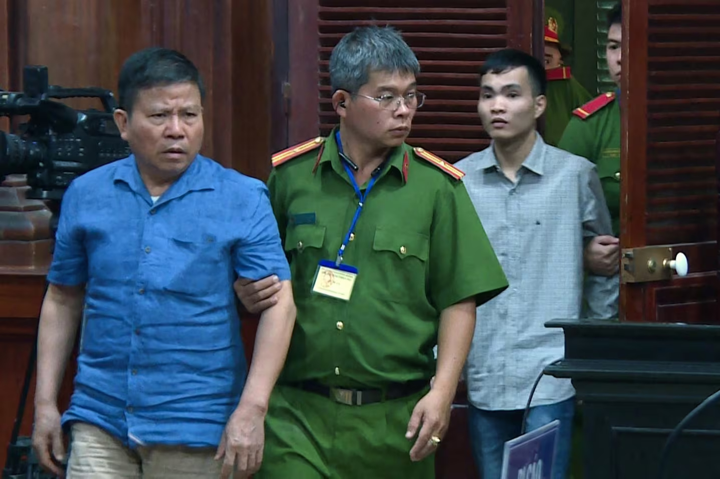 Ông Châu Văn Khảm, người bị cáo buộc tội khủng bố, khi ra tòa ở Việt Nam. Ảnh: VNA/ AFP