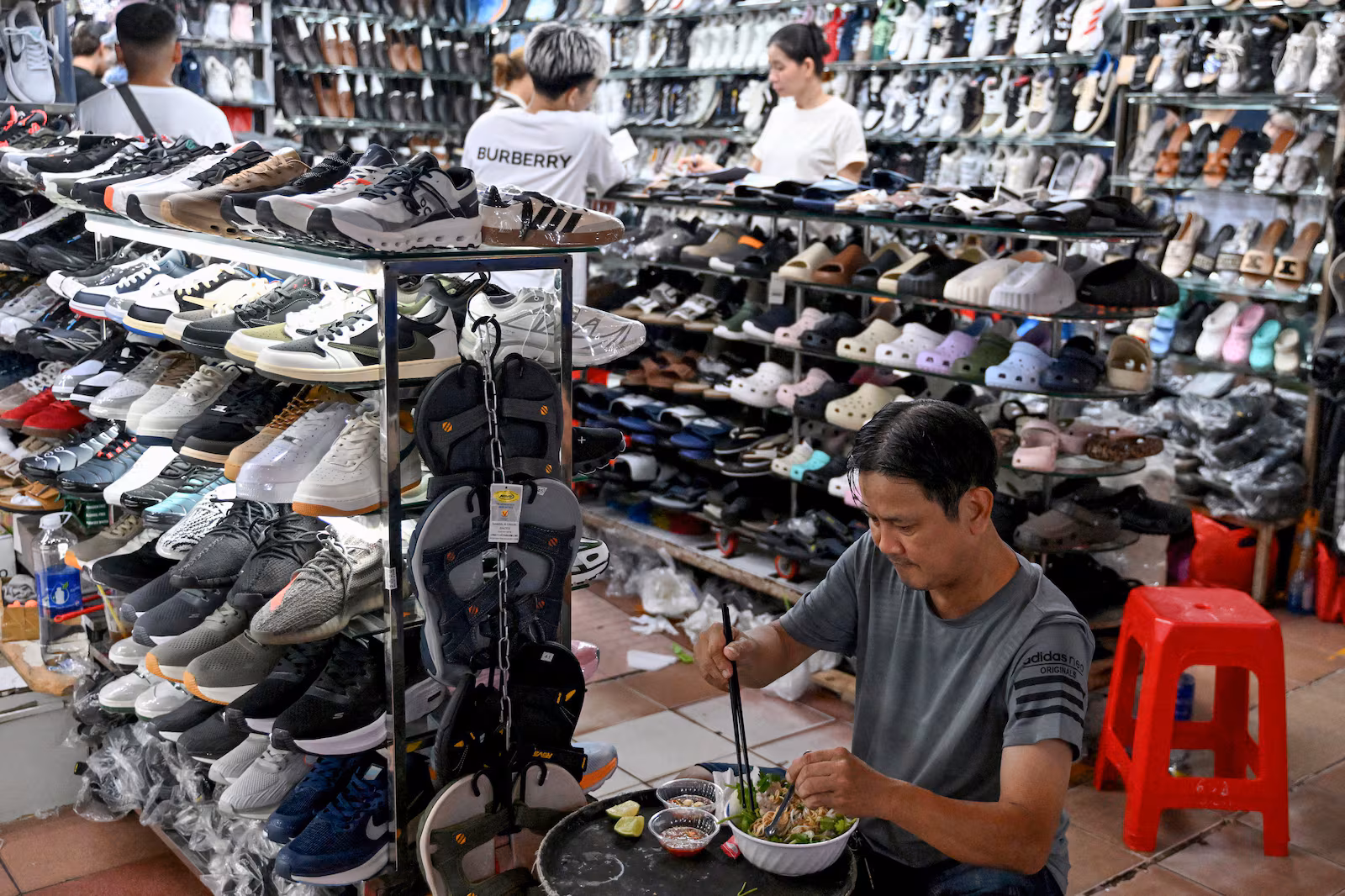 Hàng chục nghìn doanh nghiệp giải thể, vì sao GDP lại tăng?